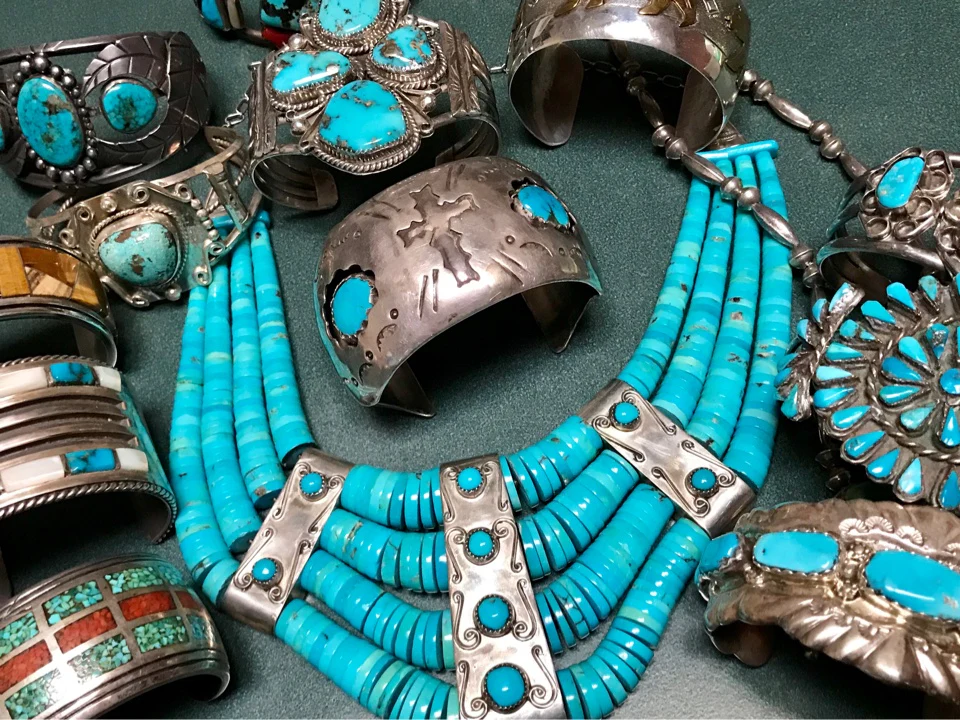 You are currently viewing How Native American Jewelry Reflects Art & Nature