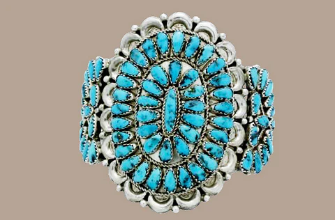 You are currently viewing Why Navajo Jewelry Is Admired Around the World